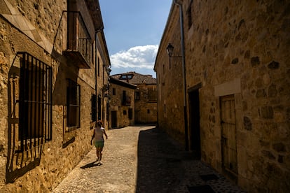 Una de las calles del pueblo de Pedraza, en Segovia.