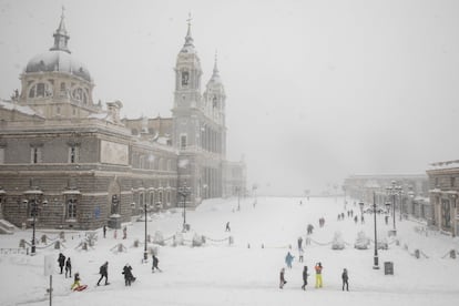 El Ayuntamiento de Madrid ha indicado este sábado que se ha encendido el alumbrado navideño de forma provisional para evitar que la nieve acumulada provoque desprendimientos. En la imagen, la explanada de la Catedral de la Almudena.