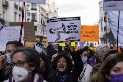 Manifestación convocada por el Movimiento Feminista de Madrid, que ha recorrido la Gran Vía, desde Cibeles hasta plaza de España.