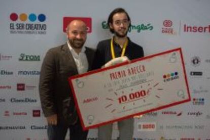 Germán Lusarreta, de Adecco, junto al ganador Íñigo de Ibarrondo.