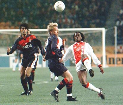 Musampa, del Ajax, Bejbl y Caminero, durante el partido de ida de cuartos de la Copa de Europa de 1997 en Ámsterdam, que acabó con empate a uno.