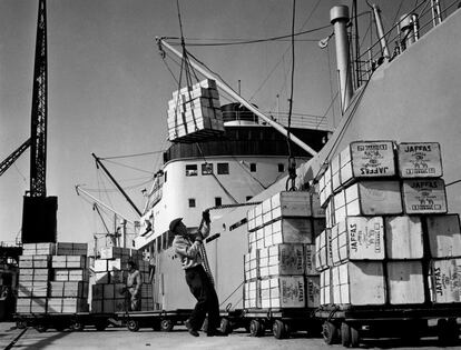 Un carguero de trigo en Haifa (Israel) en la década de los sesenta.