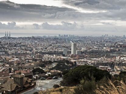 Vista panor&aacute;mica del Eje del Bes&ograve;s desde el barrio del Singuerl&iacute;n, en Santa Coloma de Gramenet. 