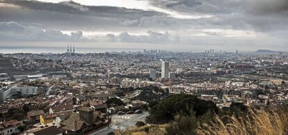 Vista panor&aacute;mica del Eje del Bes&ograve;s desde el barrio del Singuerl&iacute;n, en Santa Coloma de Gramenet. 