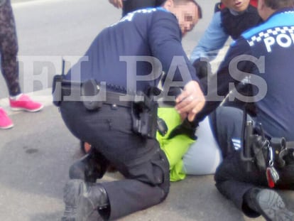 El moment de la detenció, fotografiat pel pare de la víctima.