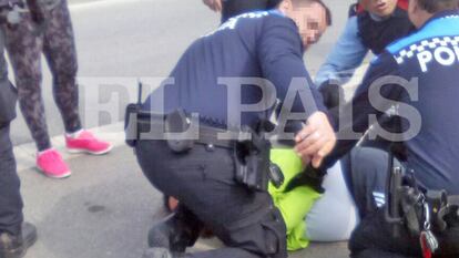 El momento de la detención, fotografiado por el padre de la víctima.