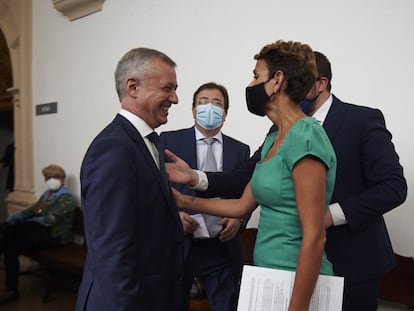 La presidenta de Navarra, María Chivite, dialoga con el lehendakari, Íñigo Urkullu en presencia del presidente de la Junta de Extremadura, Guillermo Fernández Vara., en una imagen de julio de 2020.