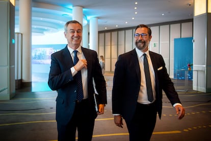 César González-Bueno, consejero delegado de Banco Sabadell, junto a José Luis Gómez Mosquera, director gerente de El País y Cinco Días.