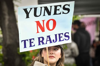 Una mujer lleva un letrero exigiendo a Yunes que no vote con el bloque oficialista a favor de la reforma judicial, este 10 de septiembre en Ciudad de México.