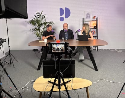 Esther Gómez, en plena charla con el invitado Antonio Resines (en el centro).