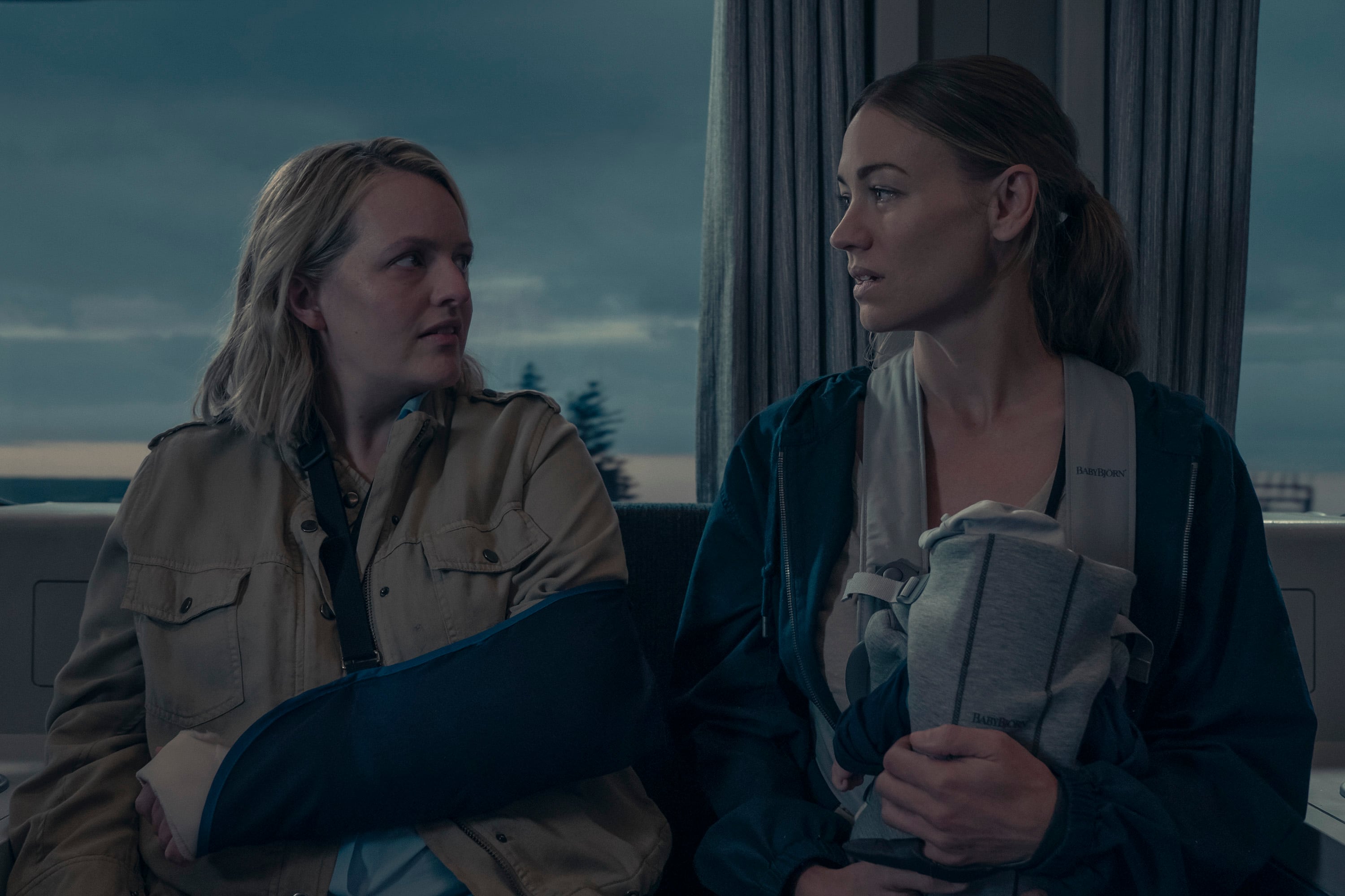 Elisabeth Moss e Yvonne Strahovski, en la sexta temporada de 'El cuento de la criada'.