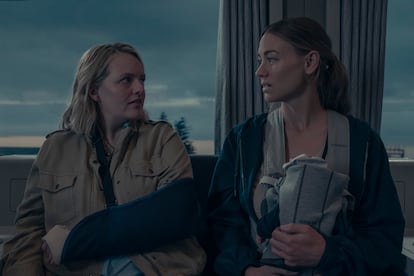 Elisabeth Moss e Yvonne Strahovski, en la sexta temporada de 'El cuento de la criada'.