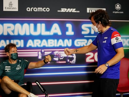 Sebastian Vettel y Fernando Alonso se saludan en el GP de Arabia Saudí de 2021.