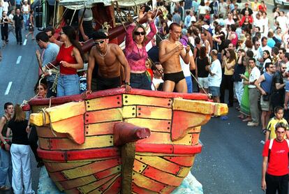 Una de las carrozas de la fiesta del Orgullo Gay que discurrió desde la Puerta de Alcalá hasta Sol, en la participaron unas 100.000 personas según los organizadores. Contó además con representantes de distintos partidos políticos en primera línea de la marcha.