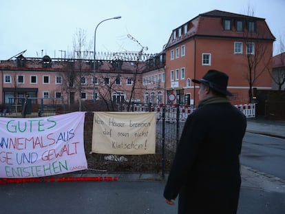 Un hombre ante carteles de protesta contra el incendio de un hotel, este lunes en Bautzen (Alemania).