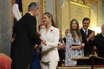 La princesa Leonor recibe la felicitación de su padre, el rey Felipe, tras haber jurado la Constitución.