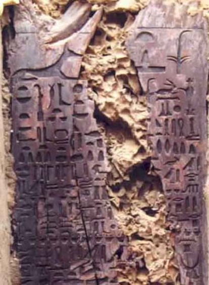 Fotografía que muestra una puerta ornamental de madera del antiguo imperio egipcio que data de la quinta o sexta dinastía, que existió hace unos 4.400 años (2.350 A.C.).
