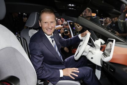 El presidente del Grupo VW, Herbert Diess, al volante del ID.3 en el pasado Salón de Fráncfort.