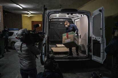 Un operario entrega una caja con dosis de la vacuna de Pfizer y BioNTech en la residencia Los Olmos de Guadalajara. 450 dosis de la vacuna habían partido del centro logístico de la farmacéutica en un polígono industrial a ocho minutos de la residencia.