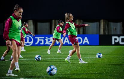 Las jugadoras de la selección, en el penúltimo entrenamiento antes de medirse con Suecia.