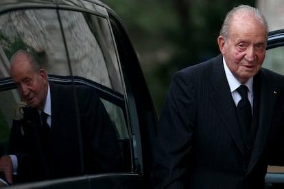 El rey emérito Juan Carlos I, el 8 de febrero, en el funeral de su amigo el príncipe Karim Al-Hussaini, el Aga Khan IV, en Lisboa (Portugal).