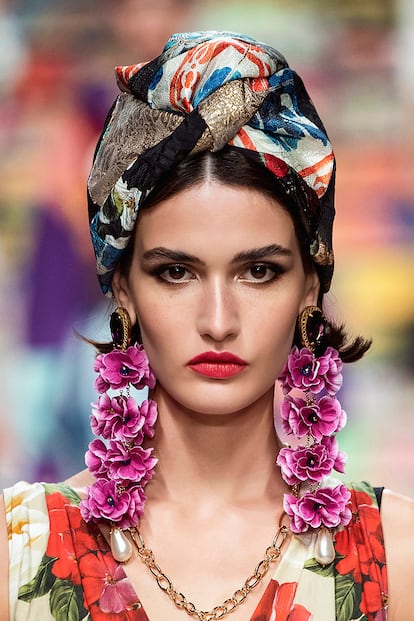 Reconocida por su constante oda a las flores en todos sus formatos y colores, Dolce & Gabbana lleva la tendencia al extremo con varios modelos que, como este, cuelgan más allá del hombro.