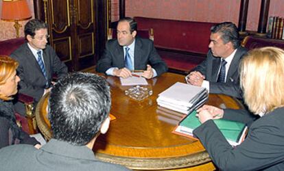 El ministro de Defensa, José Bono, en su reunión con familiares de los militares fallecidos en el accidente del Yak-42.