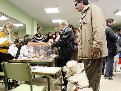 Ricardo Busto espera su turno para votar.