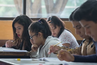 Jóvenes realizan el examen de admisión de nivel superior por parte del Instituto Politécnico Nacional, en mayo de 2019 en Ciudad de México.