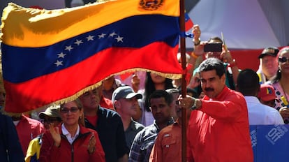 El presidente de Venezuela, Nicolás Maduro, ondea una bandera del país en Caracas.