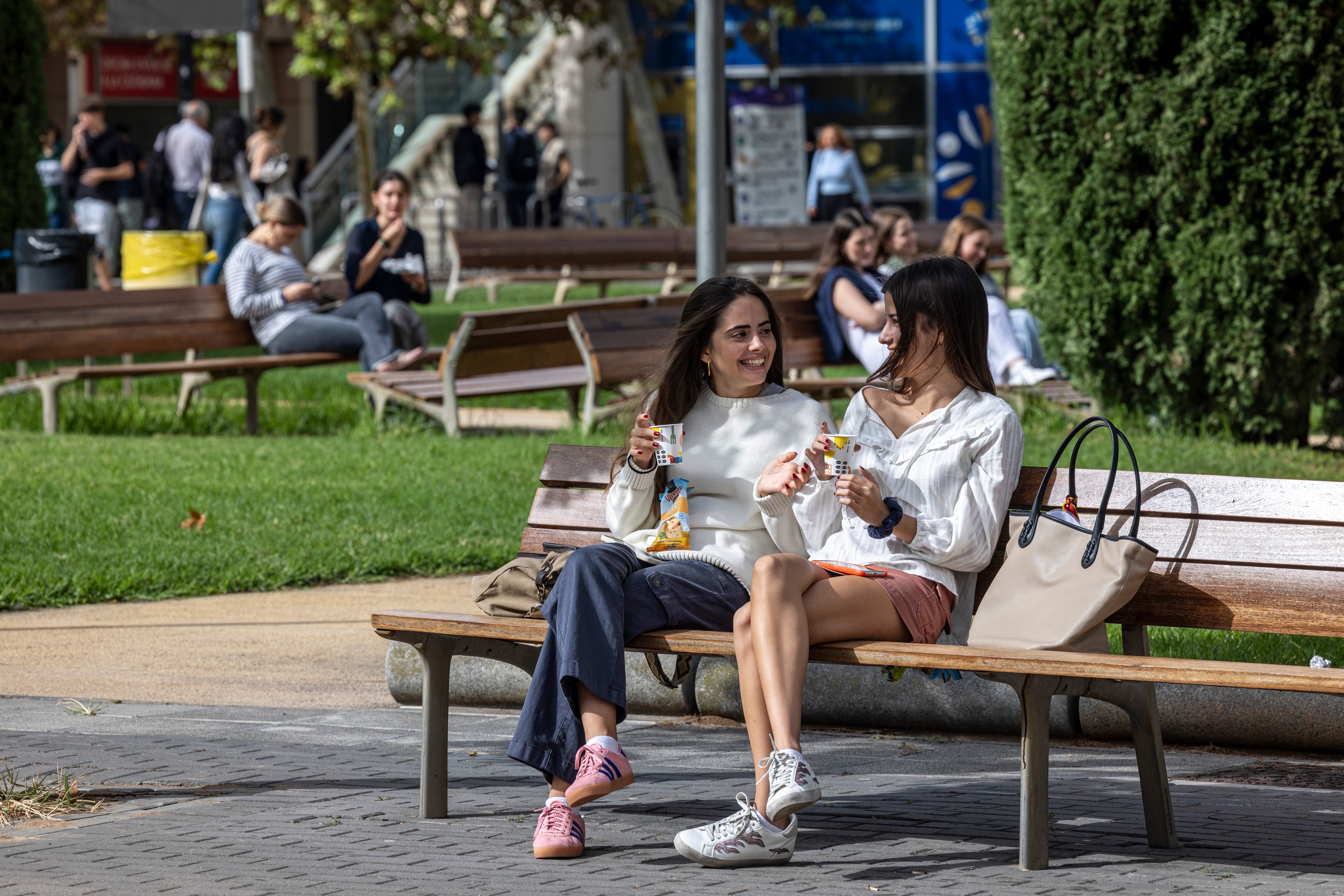 Dos jóvenes en las instalaciones de la Universidad Politécnica de Valencia, en octubre de 2024. 