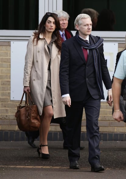 Cuando se supo de la relación entre Amal y George Clooney, ella era conocida por ser la abogada de Julian Assange. En la imagen, ambos caminan fuera de una Corte en el este de Londres en 2011. 