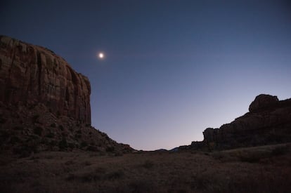 La luna brilla sobre Indian Creek en la parte norte de Monumento Nacional de Bears Ears, en el Estado de Utah (Estados Unids), el 8 de noviembre de 2022.