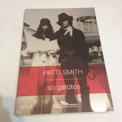 <strong>Por que um homem deve lê-lo.</strong> Porque se há um terreno machista esse é o do rock. E nele Patti Smith avançou entre muitos obstáculos até conseguir o respeito de todos. Neste livro a artista retrata, a partir do seu privilegiado ponto de vista e sob o pretexto de relatar sua relação com o fotógrafo Robert Mapplethorpe, como era a vida na Nova York do final dos anos sessenta e começo dos setenta. Ali vivia uma Patti Smith ainda relativamente desconhecida, que dividia um quarto do hotel Chelsea com Mapplethorpe – que a retratou para a célebre capa do seu álbum ‘Horses’. Um casal que, sem dinheiro para pagar dois ingressos numa exposição, decidia quem iria entrar para depois contar ao outro, e que ouviu dois turistas, em dúvida sobre se eles eram ou não celebridades, comentarem: “São só garotos”.