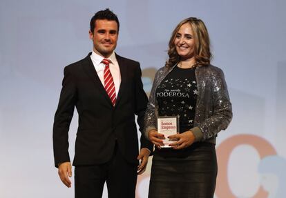 Mónica Conde con Javier Gómez Noya, Finalistas de los Premios Somos Empresa.