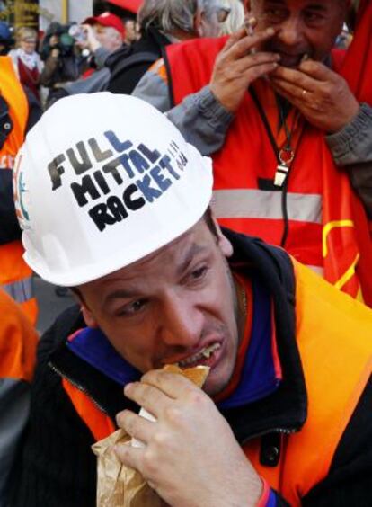 Foto de archivo de un empleado de ArcelorMittal en Florange durante una protesta en contra de los planes de la empresa.