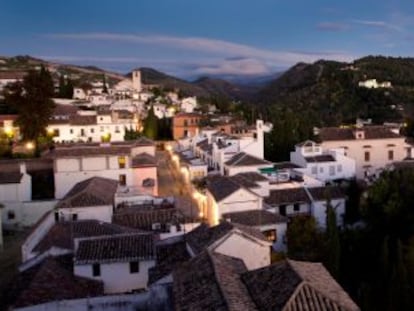 Vista del barrio del Albaic&iacute;n de Granada, al fondo la Alhambra.