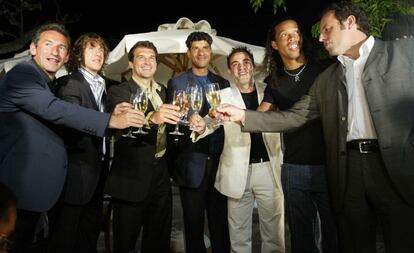 Jugadores y directivos celebran el título de la Liga 2004-2005. De izquierda a derecha: Txiki Begiristain, Carles Puyol, Joan Laporta, Rijkkaard, Xavi, Ronaldinho y Sandro Rosell.