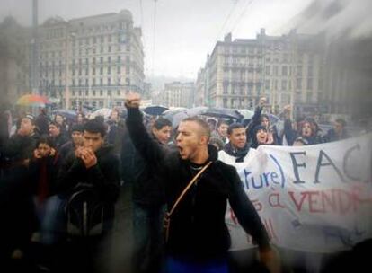 Un grupo de estudiantes se manifiesta contra la reforma universitaria en la ciudad francesa de Lyon el pasado jueves.