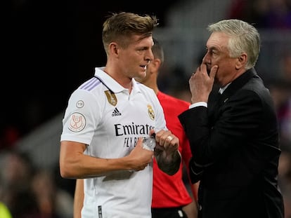 Ancelotti le daba instrucciones el miércoles a Kroos, en el Camp Nou.