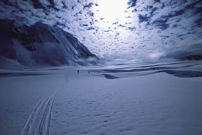 El equipo de &#39;Al filo de lo imposible&#39; en una de sus expediciones en la Antártida, camino del monte Shackleton, con una altitud de 1.465 metros.