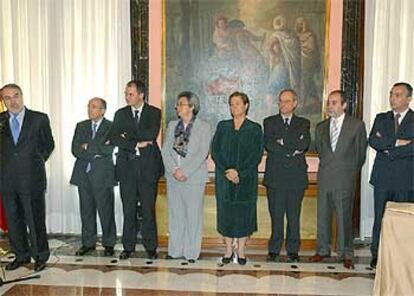 De izquierda a derecha, Pedro Solbes; el secretario de Estado de Hacienda, Miguel Ángel Fernández Ordónez; el secretario de Estado de Economía, David Vegara; la subsecretaria del ministerio, Juana Lázaro; la jefa del gabinete de Solbes, Soledad Abad; el presidente de la Sociedad Estatal de Participaciones Industriales, Enrique Martínez Robles; el director de la Agencia Tributaria, Luis Pedroche, y el secretario general de Presupuestos y Gastos, Carlos Ocaña.