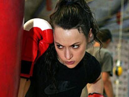 La actriz Natalia Verbeke, entrenando en el gimnasio.