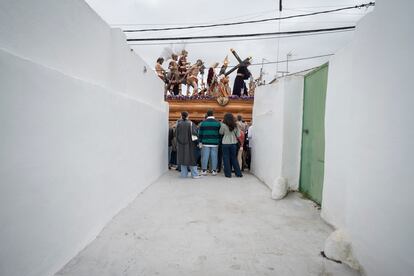 Un instante de la salida procesional por las calles de Guadalcacín.