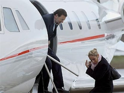 Mariano Rajoy, al bajar ayer del avión en el aeropuerto de Agoncillo, en Logroño.