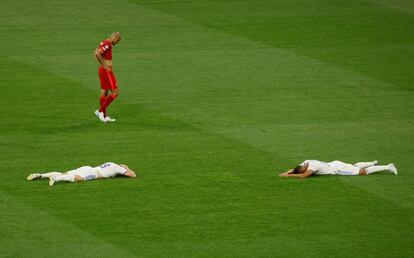 Toni Kroos y Casemiro celebran la victoria del Real Madrid fente a un derrotado Fabinho.