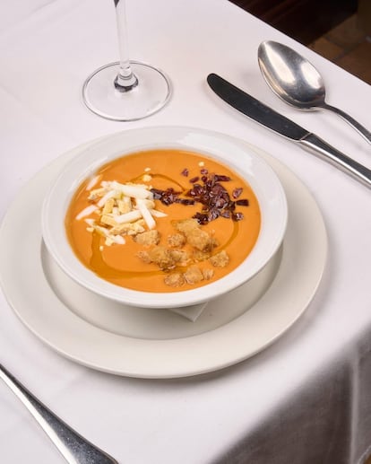 Gazpacho servido en Venta Esteban