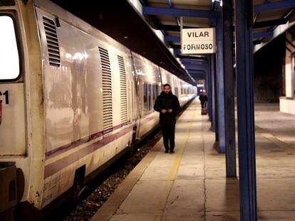El tren Lusitania a su paso por la frontera entre Fuentes de Oñoro (Salamanca, España) y Vilar Formoso (Portugal), en 2020.