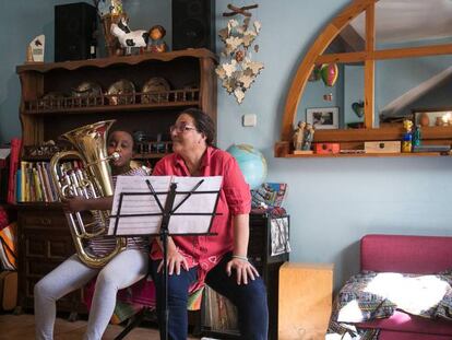 Martha toca el bombardino junto a sus padres Lluis y Esther en su casa de Cornellá.