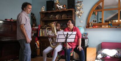 Martha toca el bombardino junto a sus padres Lluis y Esther en su casa de Cornellá.